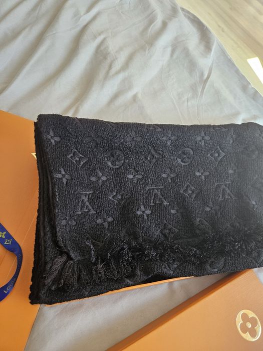 Piękny nowy szalik Louis Vuitton