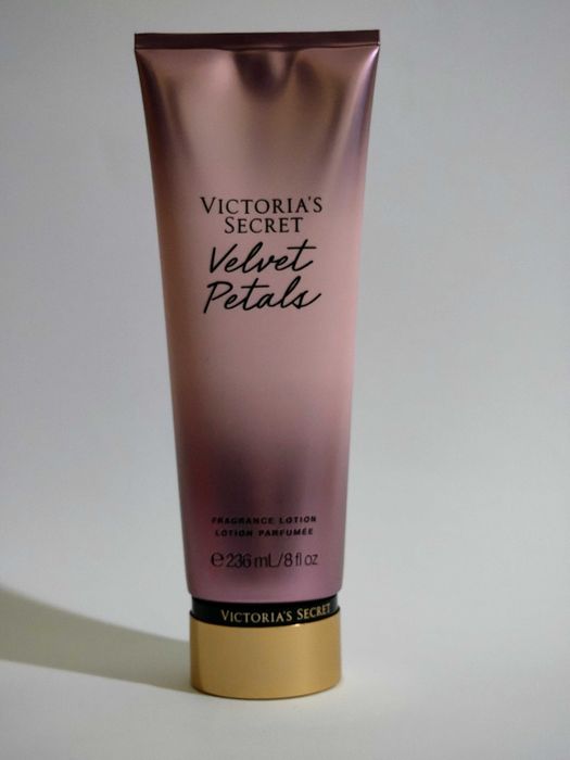 Balsam do ciała Victoria's Secret Velvet Petals – 236 ml