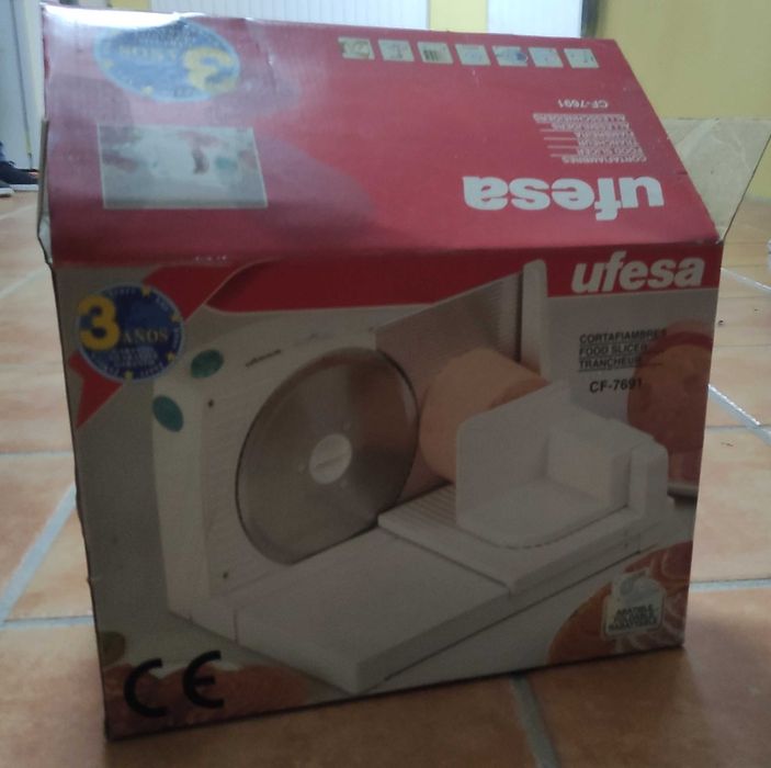 Máquina nunca usada de cortar fiambre, presunto entre outros.