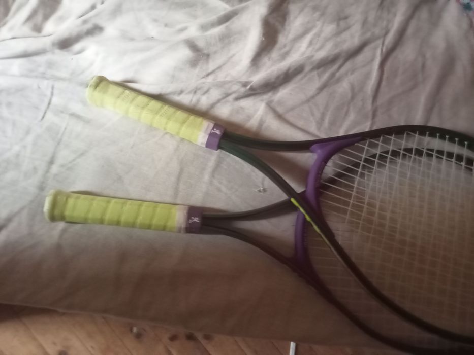 Raquetes e bolas novas de ténis