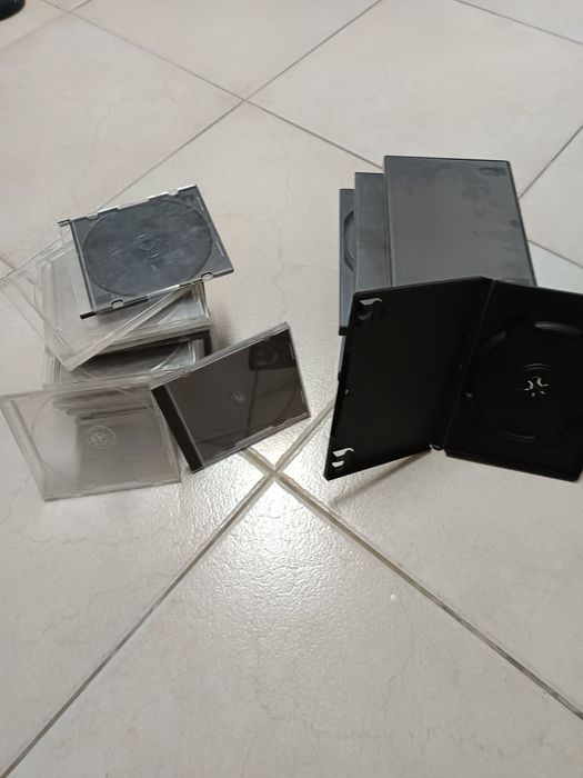 Várias caixas para CDs e DVDs