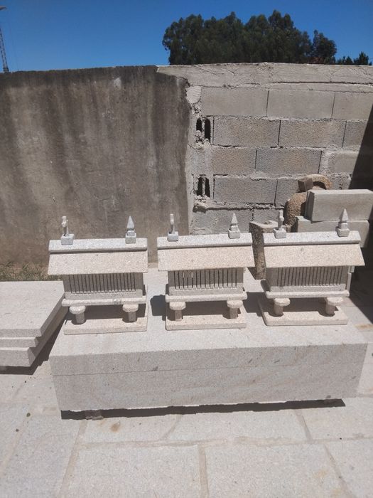 Espigueiros pequenos em granito