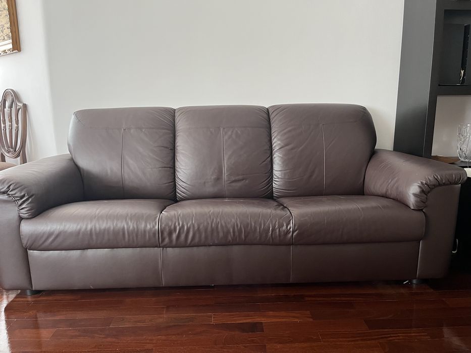 Sofá em pele castanha