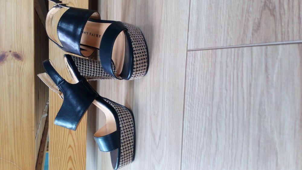 Sandały czarne na słupku 39