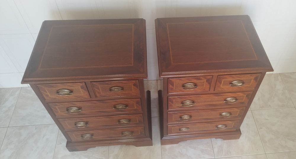 Par de Cômodas Clássicas em Madeira