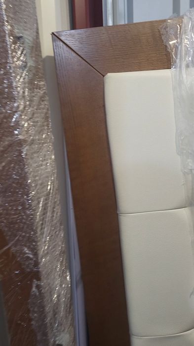 Cama, estrado e duas cabeceiras