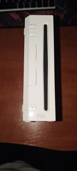 Продам приставку Nintendo Wii (японська версія) з грою та джойстиками.