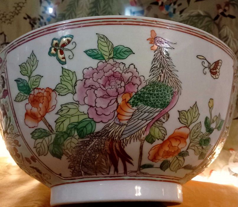 Disponível, Bonita e Grande Taça Vintage, em Porcelana Chinesa