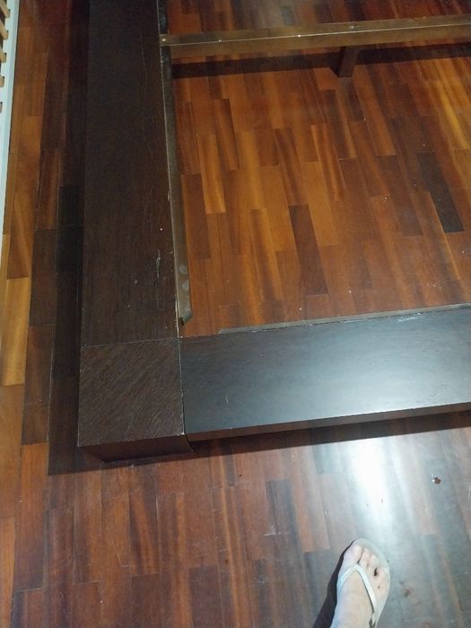 Cama em madeira maciça, sem estrado e colchão