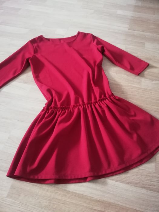 Czerwona sukienka babydoll z falbanką