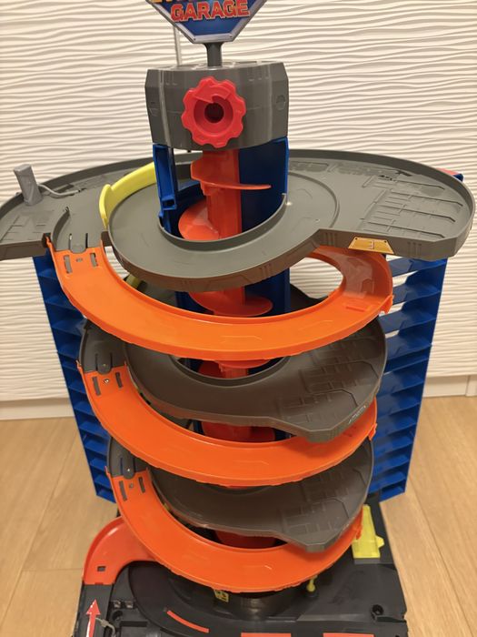 Tor Hot Wheels Zakręcony Mega Garaż ok