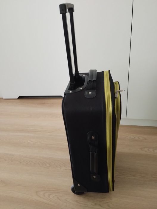 Walizkę z rączką na kółkach  marki Conin