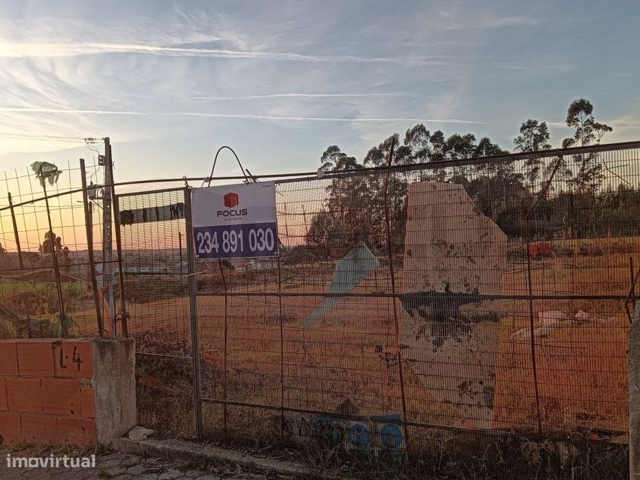 Lote de terreno para moradia geminada gaveto