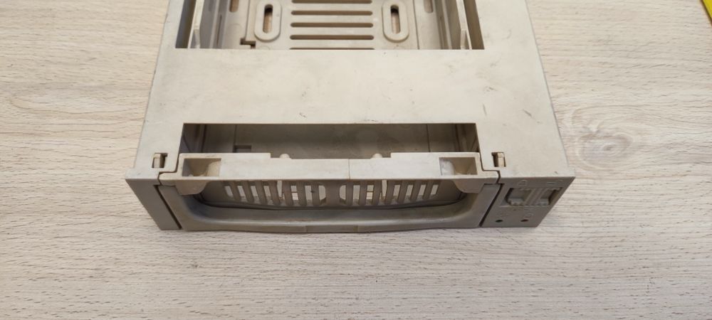 Kieszeń na dysk HDD 3,5' ATA IDE do zatoki 5,25 sprawna technicznie