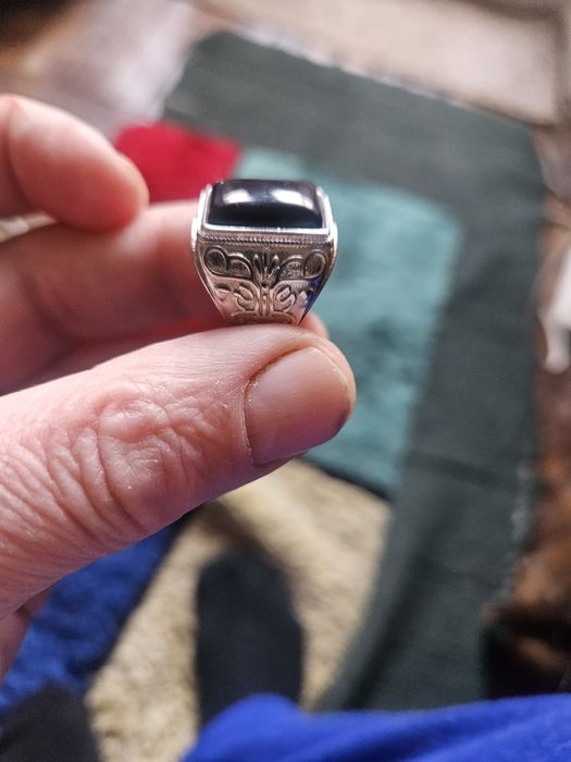 Перстни мужские с красивыми вставками.