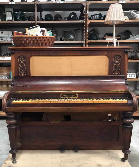 Piano Antigo em Madeira