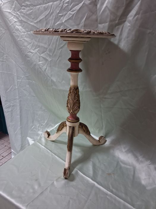 Mesa de apoio  pintada linda