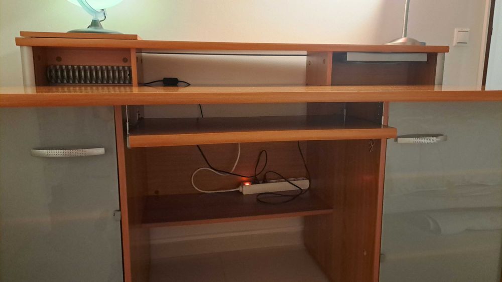 Secretária com arrumação