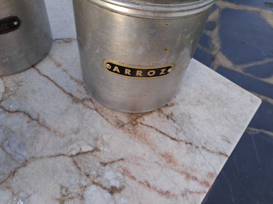 Conjunto de latas de mercearia