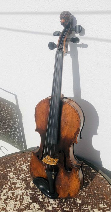 Violino muito antigo com voluta esculpida em cabeça de leão 4/4