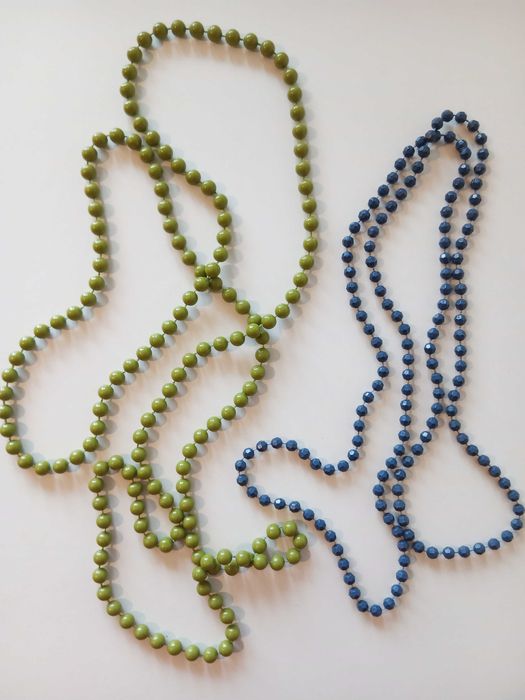 Dois colares azul e verde