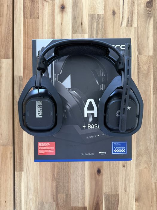 Astro A50 Wireless + Base Station PS5 / PS4 / PC com Caixa