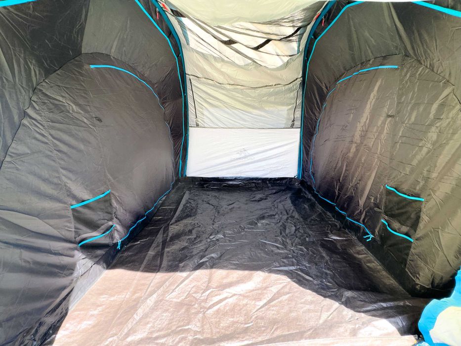 Tenda familiar com bancada de cozinha e frigorífico