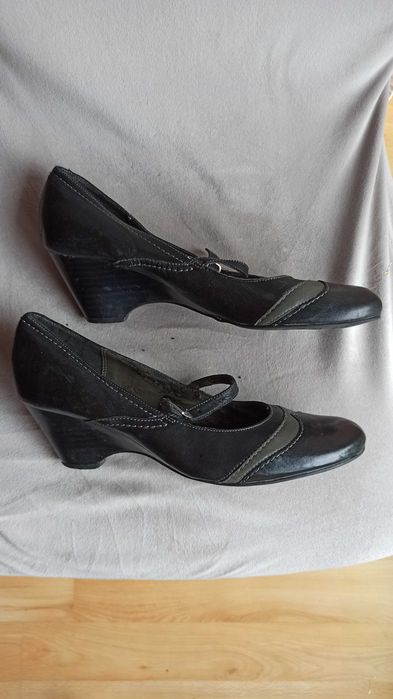 Buty skórzane na koturnie 42