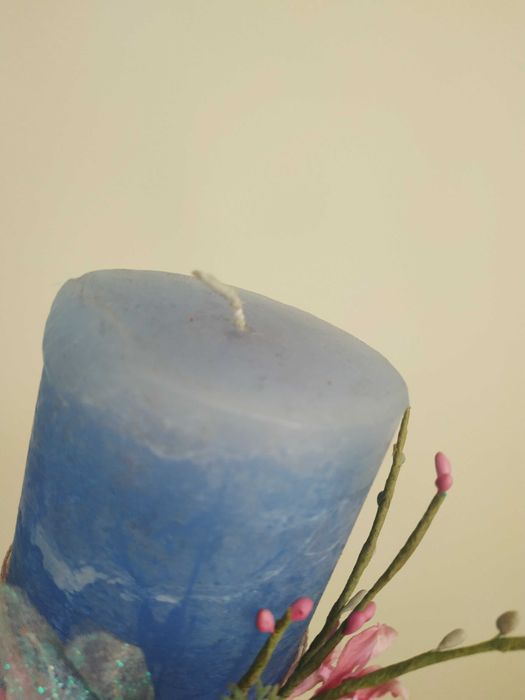 Świeca parafinowa niebieska pieńkowa z ozdobami 16x6,5 cm