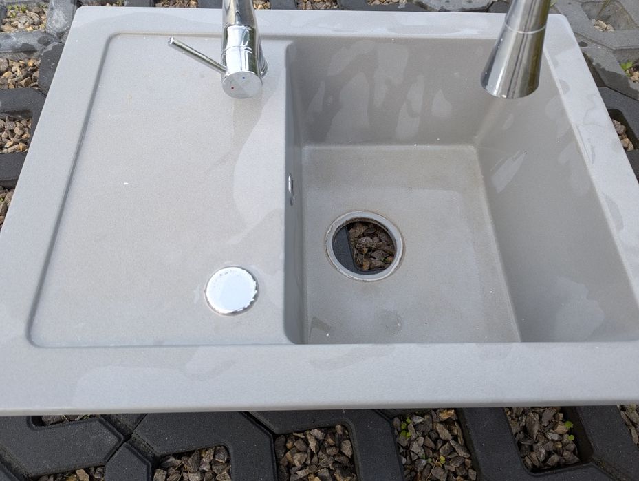 Zlew z baterią szary