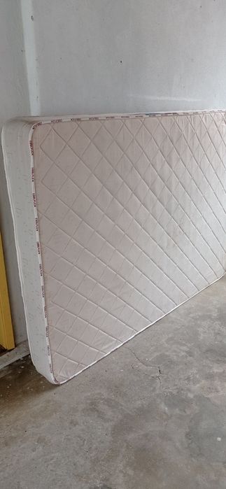 Quarto vintage com colchão