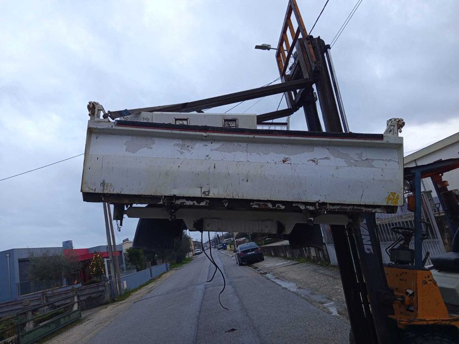 Caixa Basculante com Macaco e motor