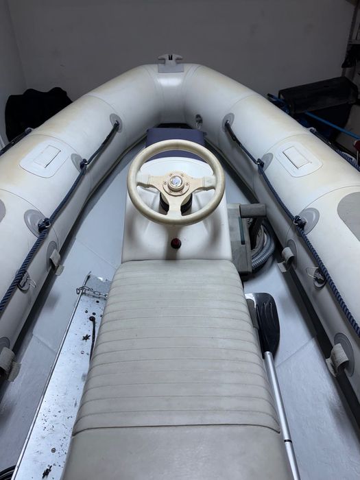 Barco semi-rígido Valiant, motor Mercury 25XD e com atrelado incluído