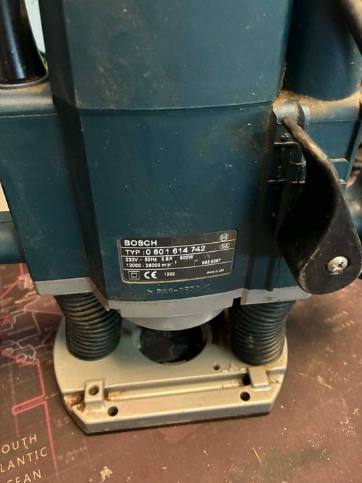 Frezarka górnowrzecionowa BOSCH GOF 900