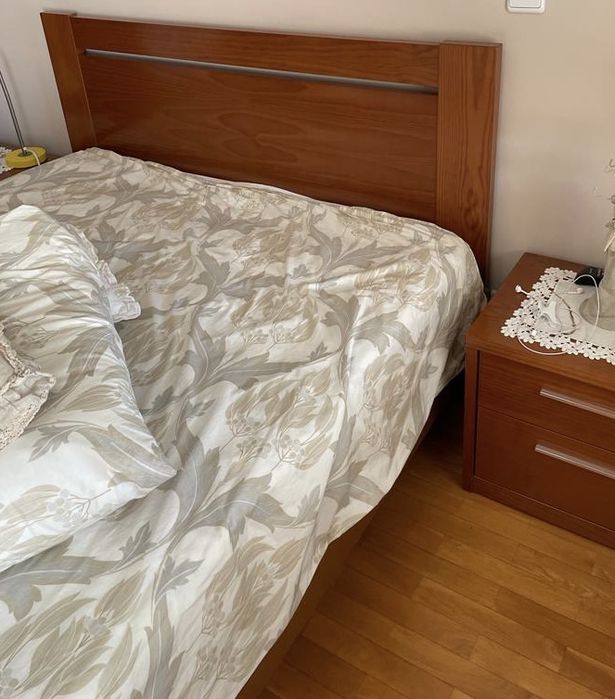 Cama de casal em bom estado
