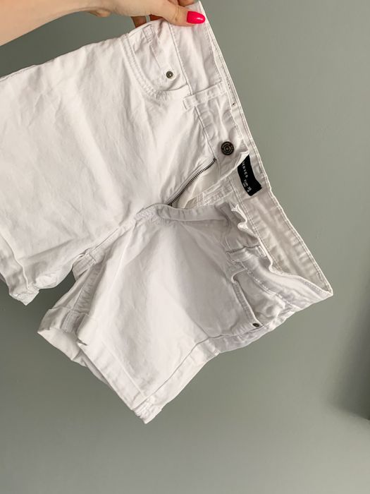 Białe krótkie spodenki