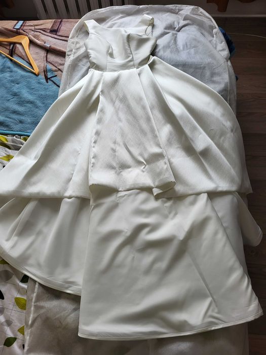 Suknia ślubna asymetryczna