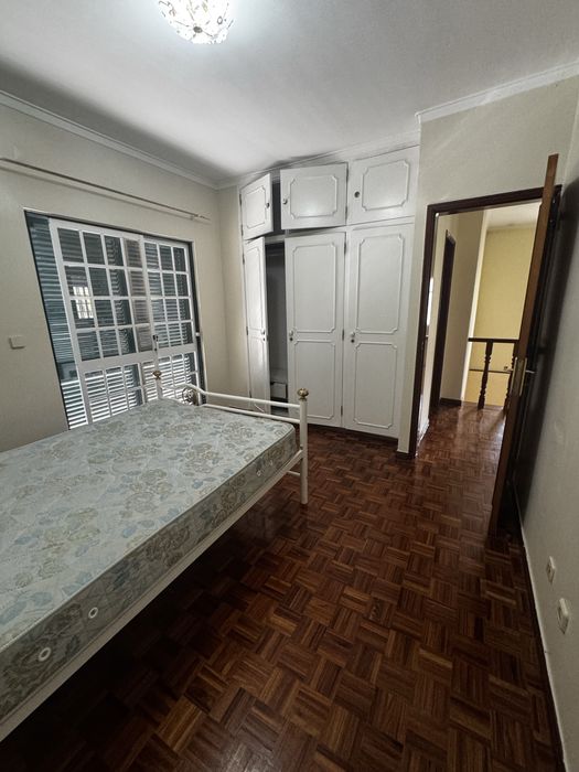 Arrenda se V5 com quintal