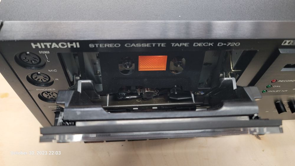 Hitachi stereo tape deck d-720
