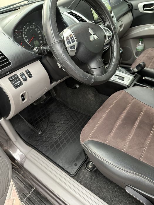Коврики нові някісні в салон та багажник на Mitsubishi Pajero Sport