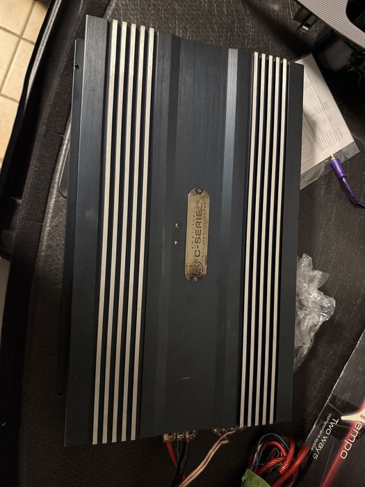 Продаётся автомобильный усилитель C-Series CA10