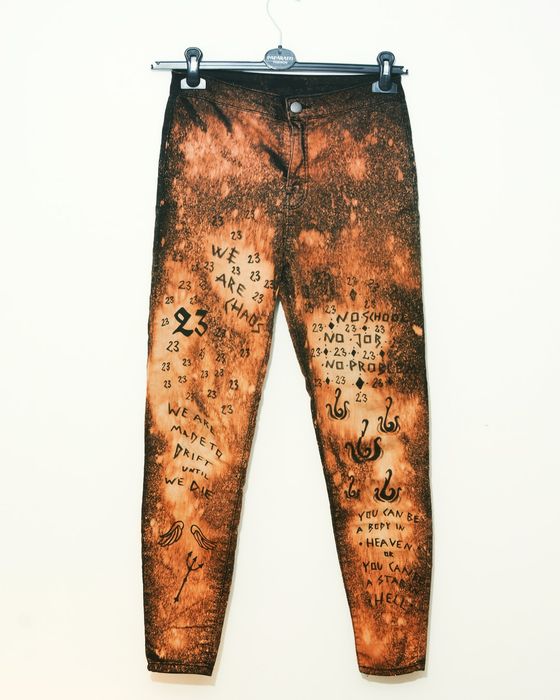 Customowe jeansy punk rock