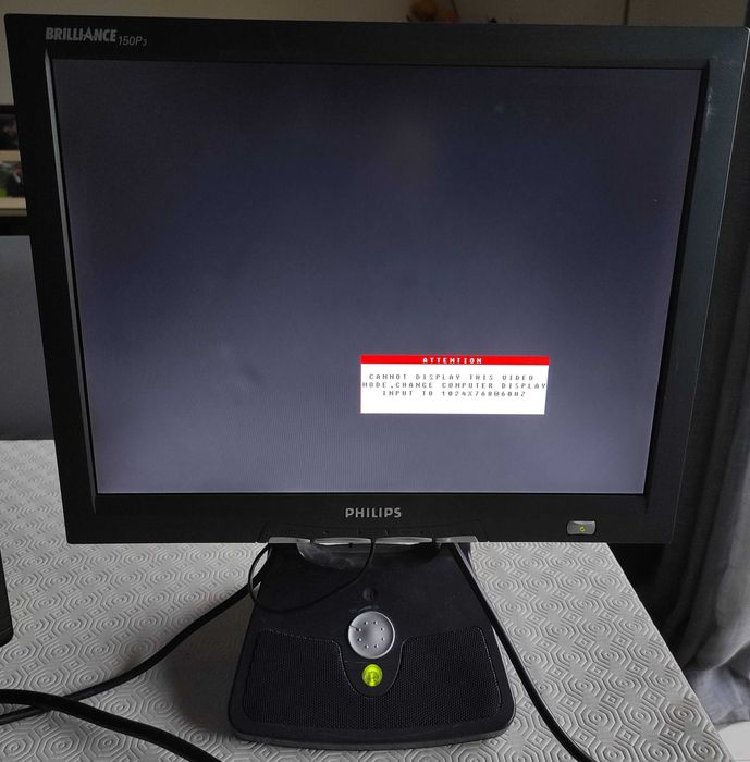 Monitor Philips 15" com colunas integradas na base