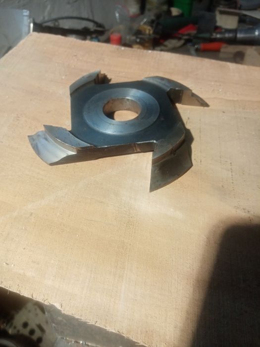 Продам фрези. б/в.ціна договірна.