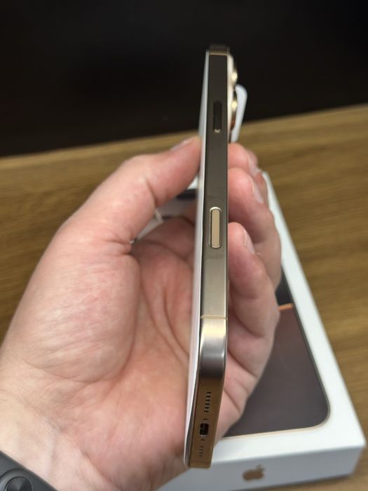 Iphone 16 pro max 256 GOLD