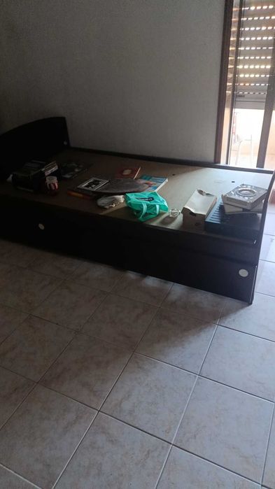 Móveis de sala  e uma cama solteiro