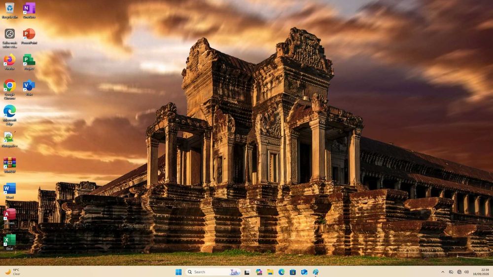 Computador Fujitsu Esprimo - Core i5 - 16GB RAM - 240GB SSD + 500GB HDD - GeForce GT 710