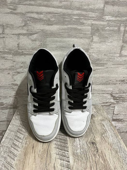 Кросівки класичні