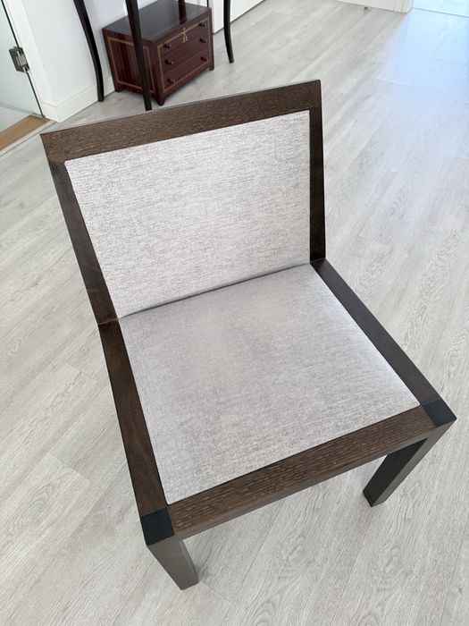 Mesa de sala com cadeiras