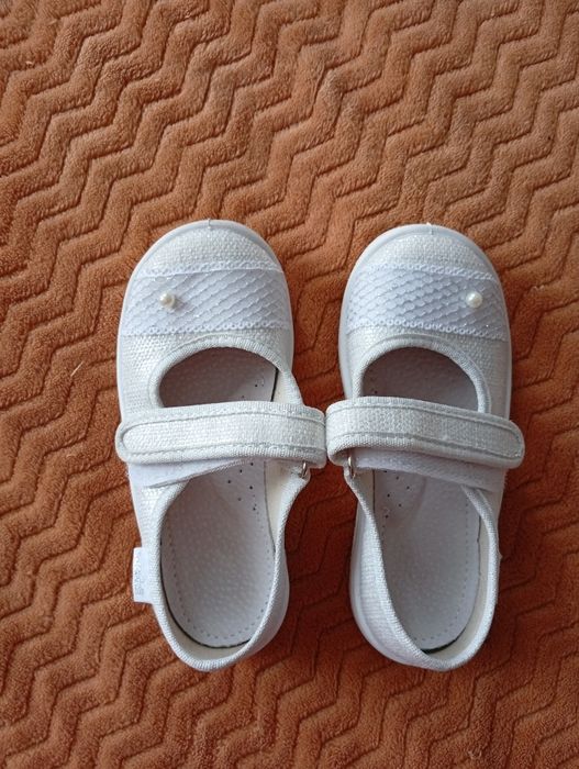 Туфельки для дівчинки